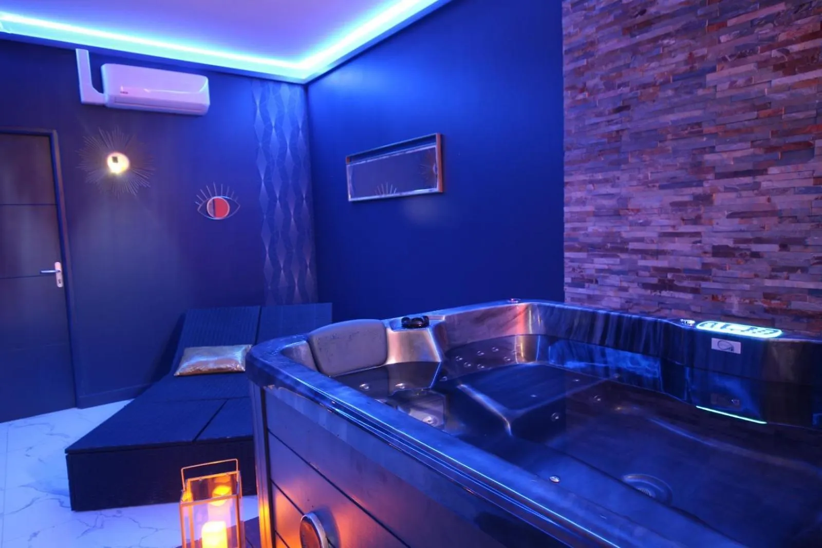 Bed & Breakfast Suite Blue Jacuzzi Le Breuil  France