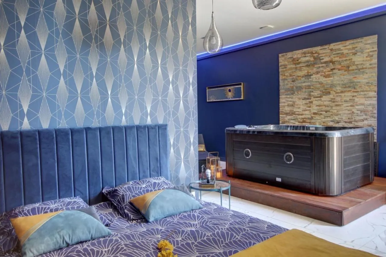 Suite Blue Jacuzzi Le Breuil  0*, Le Breuil (Rhone) France
