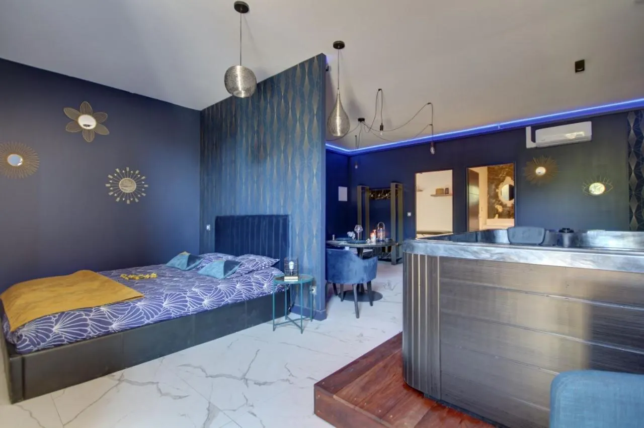 Suite Blue Jacuzzi Le Breuil  France