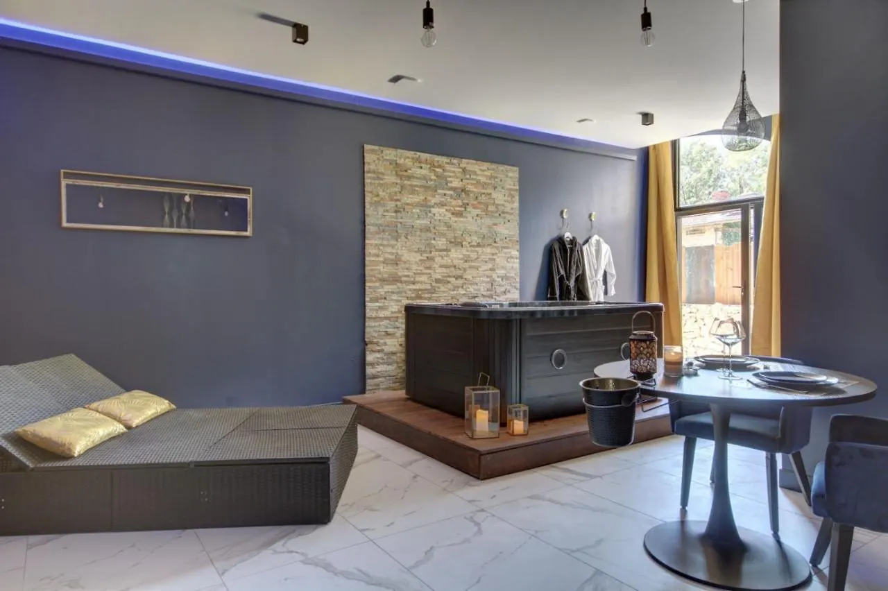 Suite Blue Jacuzzi Le Breuil  Bed & Breakfast Le Breuil (Rhone)